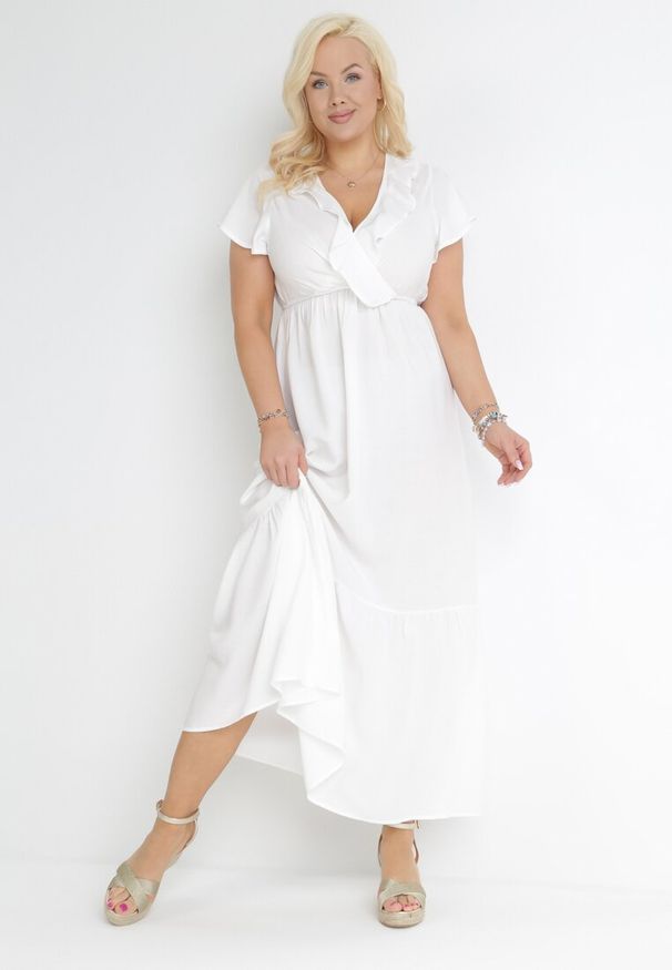 Born2be - Biała Rozkloszowana Sukienka Maxi z Gumką w Pasie z Falbankami Aimelia. Typ kołnierza: kołnierz z falbankami. Kolor: biały. Typ sukienki: kopertowe. Długość: maxi