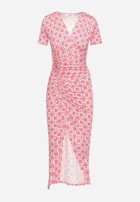 Born2be - Różowa Dopasowana Sukienka Koktajlowa Ozdobiona Marszczeniem Saarias. Okazja: na imprezę, na co dzień. Typ kołnierza: dekolt w kształcie V. Kolor: różowy. Materiał: jeans, materiał. Długość rękawa: krótki rękaw. Wzór: aplikacja. Styl: wizytowy #4