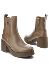 Beżowe Botki Lemar Ocieplane Skórzane Buty Na Obcasie. Okazja: na spotkanie biznesowe. Nosek buta: okrągły. Kolor: beżowy. Szerokość cholewki: normalna. Wzór: gładki. Materiał: skóra. Sezon: wiosna, jesień. Obcas: na obcasie. Styl: klasyczny, biznesowy. Wysokość obcasa: średni #2