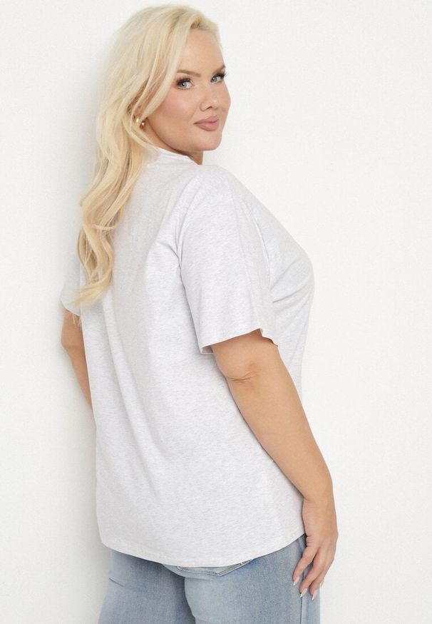 Born2be - Jasnoszary T-shirt z Bawełny z Dekoltem w Serek Aveltebia. Okazja: na co dzień. Typ kołnierza: dekolt w serek. Kolekcja: plus size. Kolor: szary. Materiał: bawełna. Styl: casual, klasyczny