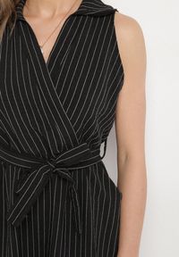 Born2be - Czarna Sukienka o Koszulowym Kroju Bez Rękawów z Wiązanym Paskiem Liriora. Okazja: na co dzień. Typ kołnierza: dekolt w kształcie V. Kolor: czarny. Długość rękawa: bez rękawów. Typ sukienki: koszulowe. Styl: casual, klasyczny #6