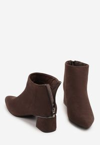 Renee - Brązowe Botki Vices na Słupku o Geometrycznym Kształcie Ferrriva. Okazja: na co dzień. Kolor: brązowy. Wzór: geometria. Obcas: na słupku. Styl: casual, elegancki. Wysokość obcasa: średni #3