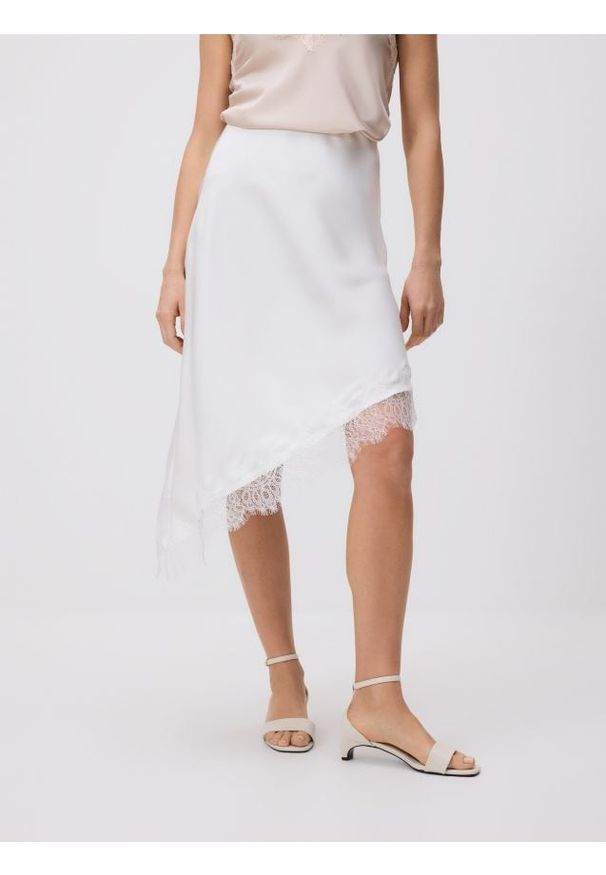 Reserved - Asymetryczna spódnica z koronką - złamana biel. Materiał: koronka. Wzór: koronka