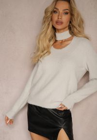 Renee - Jasnoszary Golf z Chokerem i Wycięciem Temina. Okazja: na spotkanie biznesowe. Typ kołnierza: golf. Kolor: szary. Długość rękawa: długi rękaw. Długość: długie. Styl: biznesowy, klasyczny