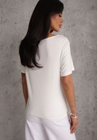 Renee - Biała Asymetryczna Bluzka z Wiskozy z Krótkim Rękawem Zdobiona Marszczeniem Undishi. Okazja: na co dzień. Kolor: biały. Materiał: wiskoza. Długość rękawa: krótki rękaw. Długość: krótkie. Wzór: aplikacja. Styl: elegancki, casual, wizytowy #4