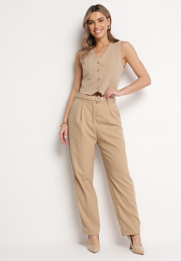 Born2be - Beżowe Luźne Spodnie Garniturowe z Kieszeniami Vireal. Kolor: beżowy. Styl: elegancki, klasyczny