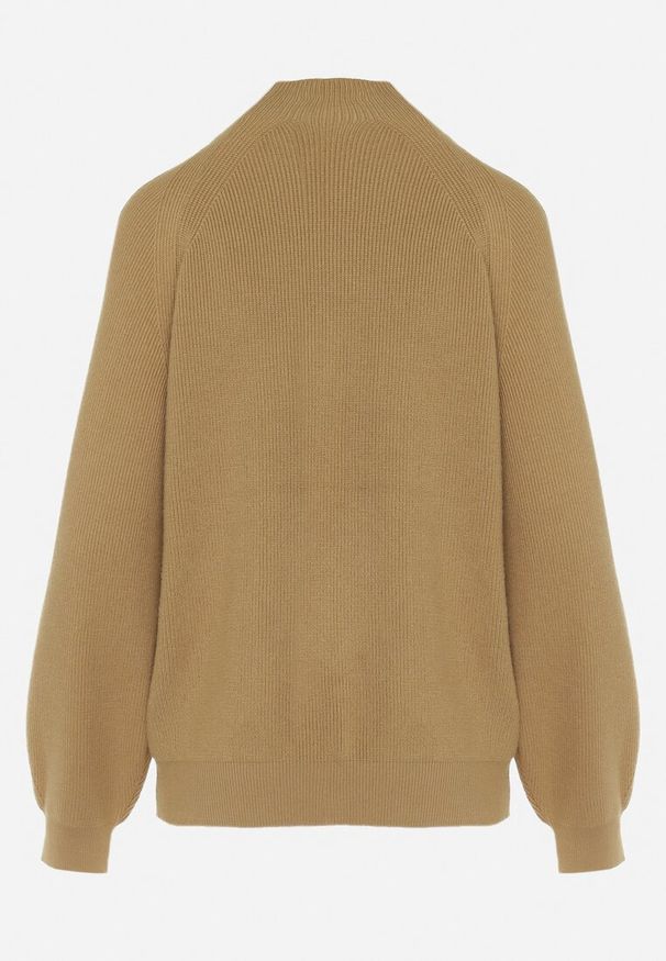 Born2be - Beżowy Sweter Dzianinowy z Długim Rękawem i Guzikami Omes. Kolor: beżowy. Materiał: dzianina. Długość rękawa: długi rękaw. Długość: długie