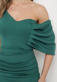 Born2be - Zielona Sukienka Koktajlowa z Asymetryczną Górą i Ozdobnym Marszczeniem Flamelia. Okazja: na imprezę, na co dzień. Kolor: zielony. Materiał: dzianina. Typ sukienki: asymetryczne. Styl: wizytowy #6