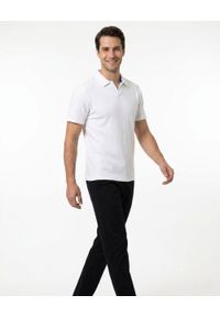 Dzianinowa Koszulka Polo - Dekolt Bez Guzików - Brave Soul - Biała. Okazja: na co dzień. Typ kołnierza: polo. Kolor: biały. Materiał: elastan, bawełna. Styl: casual #5