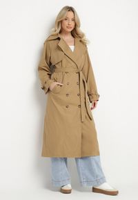 Born2be - Jasnobrązowy Długi Płaszcz Trencz Dwurzędowy z Paskiem w Talii Cadenite. Typ kołnierza: kolnierz wykładany. Kolor: brązowy. Długość: długie #1