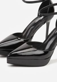 Renee - Czarne Szpilki Lakierowane z Platformą Nilafera. Okazja: na co dzień. Zapięcie: sprzączka. Kolor: czarny. Materiał: lakier. Obcas: na platformie. Styl: casual, elegancki #7