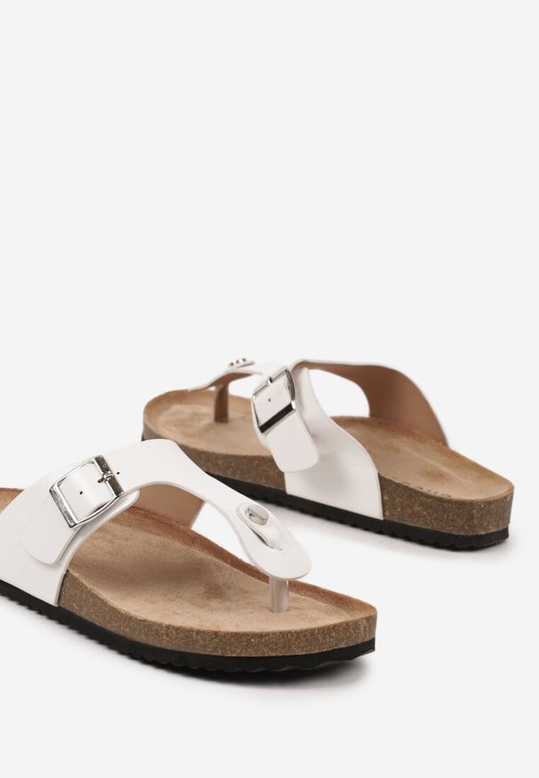 Born2be - Białe Japonki na Korkowej Grubej Podeszwie z Klamrą Florsemi. Okazja: na co dzień. Kolor: biały. Materiał: jeans. Styl: casual