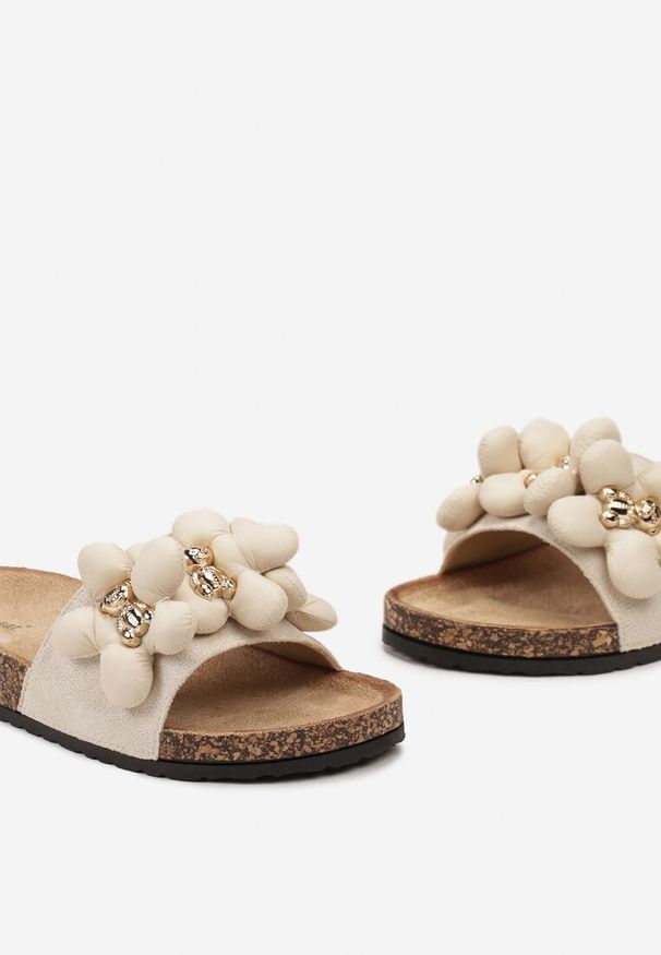 Renee - Beżowe Klapki ze Złotymi Misiami i Kwiatkami na Profilowanej Podeszwie Isaralle. Kolor: beżowy. Wzór: kwiaty