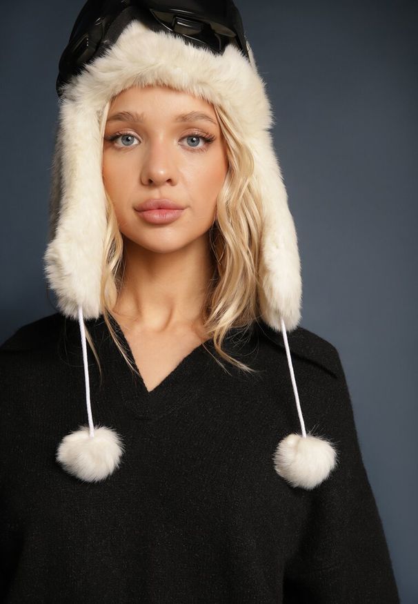Renee - Czarny Krótki Sweter z Trójkątnym Dekoltem Ozdobiony Kołnierzykiem Savalin. Okazja: na co dzień. Kolor: czarny. Materiał: bawełna, jeans, skóra. Długość: krótkie. Wzór: aplikacja. Styl: elegancki, casual