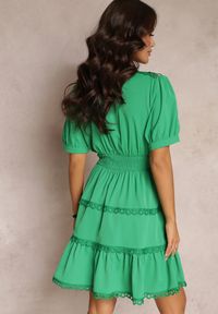 Renee - Zielona Sukienka Mini z Gumkami w Talii z Krótkim Rękawem i Koronką Jelina. Kolor: zielony. Materiał: koronka. Długość rękawa: krótki rękaw. Wzór: koronka. Długość: mini #5