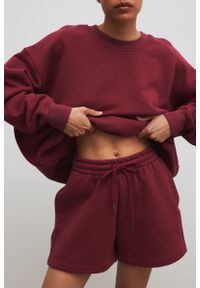 Marsala - Krótkie spodenki ze sznurkiem w kolorze BURGUNDY - PROSPER-S. Materiał: dresówka, bawełna, dzianina, guma. Długość: krótkie. Wzór: gładki. Sezon: lato, wiosna. Styl: klasyczny