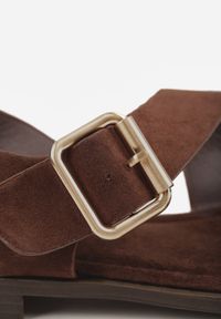 Born2be - Brązowe Płaskie Sandały z Asymetrycznym Paskiem i Dużą Klamrą Zellova. Okazja: na co dzień. Zapięcie: klamry. Kolor: brązowy. Materiał: zamsz, koronka. Styl: casual, elegancki #4