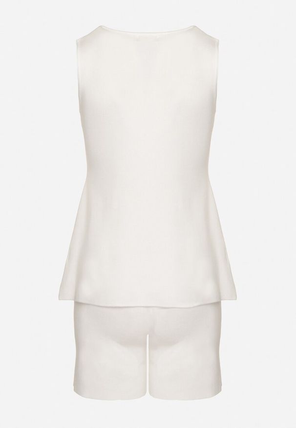 Born2be - Biały Komplet Kamizelka na Guziki i Szorty Folaya. Kolor: biały