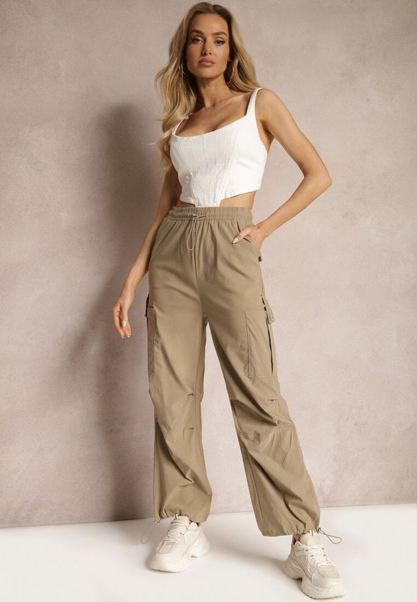 Renee - Ciemnobeżowe Szerokie Spodnie High Waist w Stylu Bojówek Wykończone Gumką w Talii Ellcara. Okazja: na co dzień. Stan: podwyższony. Kolor: beżowy. Materiał: satyna. Wzór: moro. Styl: sportowy, casual, wizytowy, elegancki, militarny