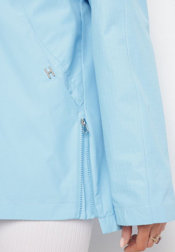 Born2be - Jasnoniebieska Kurtka w Stylu Wiatrówki z Odpinanym Kapturem Ndivisa. Okazja: na co dzień. Kolor: niebieski. Materiał: jeans. Styl: casual, klasyczny