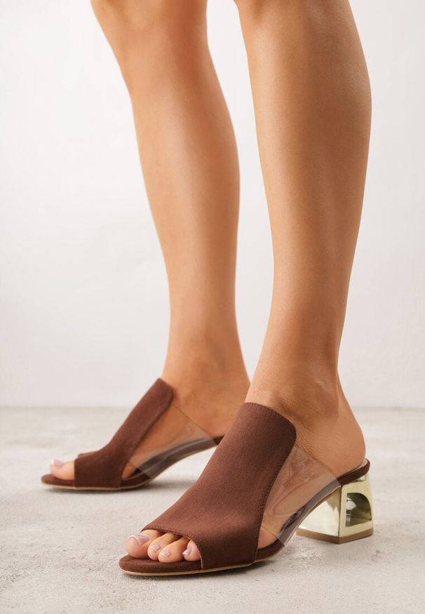Renee - Brązowe Transparentne Klapki na Słupku z Wkładką ze Skóry Naturalnej Neveliza. Okazja: na co dzień. Kolor: brązowy. Materiał: skóra. Sezon: wiosna, lato. Obcas: na słupku. Styl: casual