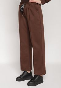 Born2be - Brązowy Bawełniany Komplet Dresowy Bluza na Suwak i Spodnie Tevrisa. Kolor: brązowy. Materiał: bawełna, dresówka. Sport: turystyka piesza #4
