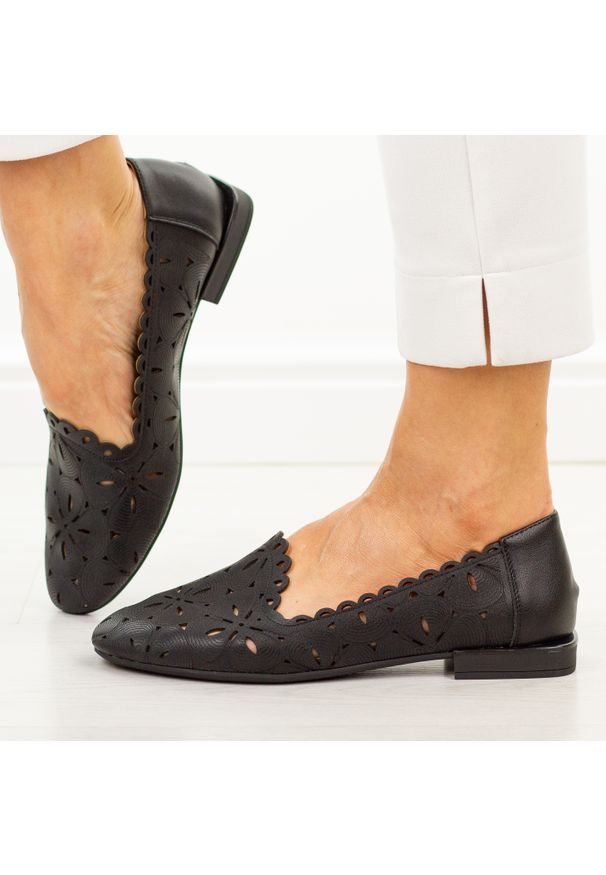 Czarne skórzane ażurowe półbuty damskie Filippo Dp7709/26. Okazja: na co dzień. Nosek buta: okrągły. Kolor: czarny. Szerokość cholewki: normalna. Wzór: ażurowy. Materiał: skóra. Sezon: wiosna, lato. Obcas: na płaskiej podeszwie. Styl: elegancki, klasyczny, casual