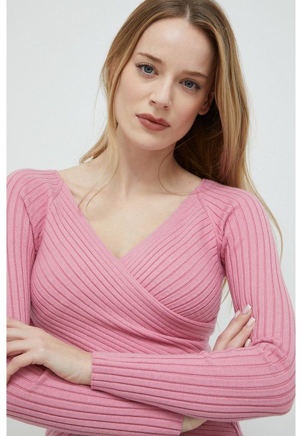 Guess sweter damski kolor różowy lekki. Kolor: różowy. Materiał: włókno, dzianina. Długość rękawa: raglanowy rękaw. Wzór: gładki