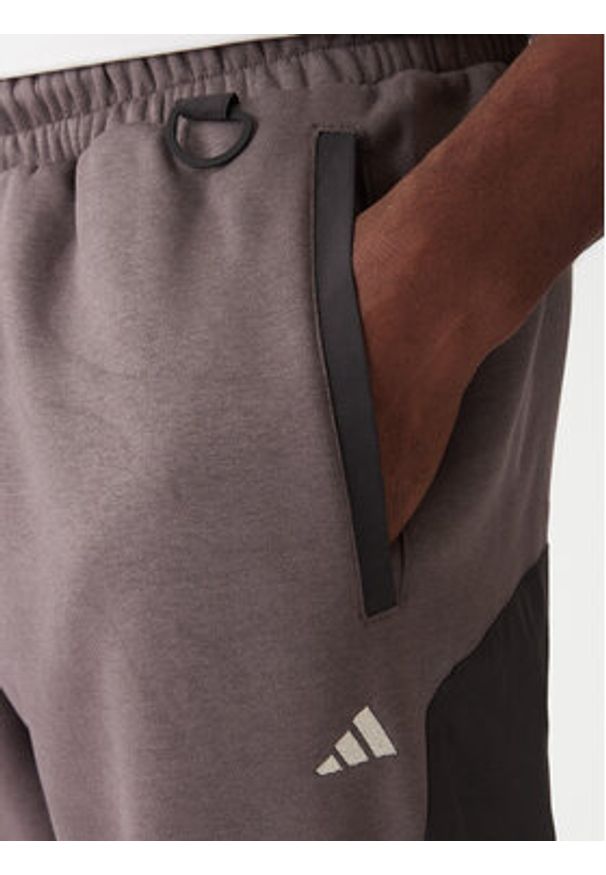 Adidas - adidas Spodnie dresowe JV8022 Brązowy Regular Fit. Kolor: brązowy. Materiał: bawełna
