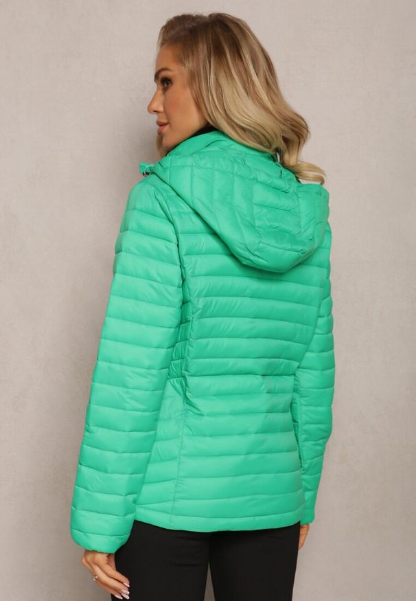 Renee - Zielona Kurtka z Klasycznym Pikowaniem i Kapturem Vevlia. Kolor: zielony. Styl: klasyczny