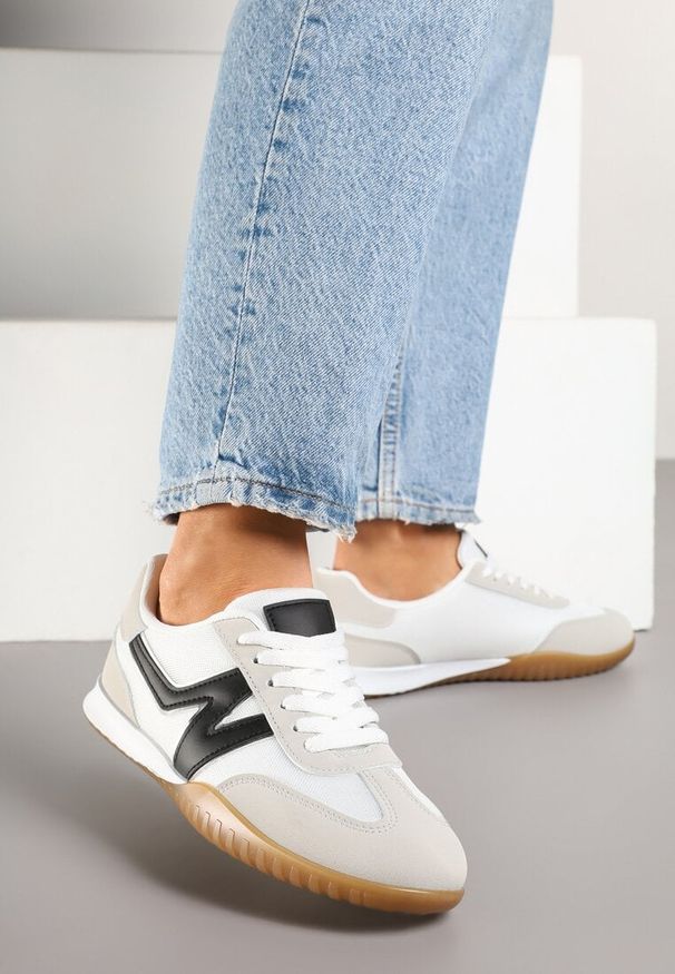 Renee - Szaro-Czarne Sneakersy Klasyczne Tenisówki Istia. Okazja: na co dzień. Kolor: szary. Materiał: jeans. Wzór: aplikacja. Obcas: na obcasie. Wysokość obcasa: niski