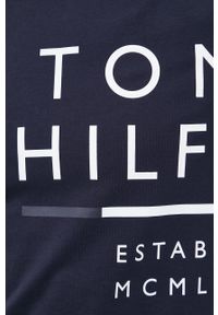 TOMMY HILFIGER - Tommy Hilfiger Longsleeve bawełniany kolor granatowy z nadrukiem. Okazja: na co dzień. Kolor: niebieski. Materiał: bawełna. Długość rękawa: długi rękaw. Wzór: nadruk. Styl: casual #2