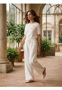 Sinsay - Wiskozowy sweter z aplikacjami 3D - kremowy. Kolor: kremowy. Materiał: wiskoza. Wzór: aplikacja #1