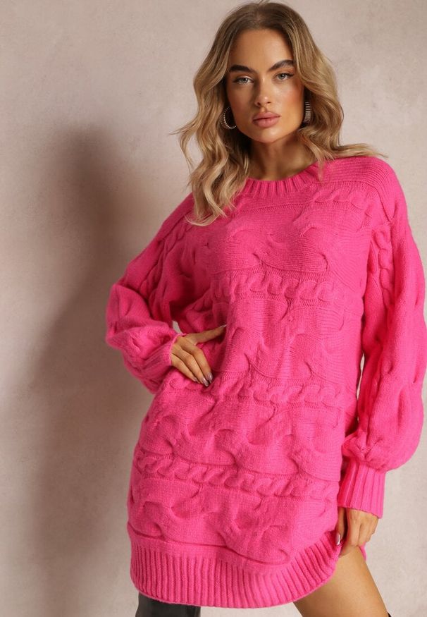 Renee - Fuksjowy Długi Sweter Oversize z Wypukłym Splotem All Over Somet. Kolor: różowy. Długość: długie. Wzór: ze splotem. Styl: elegancki