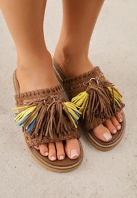 Born2be - Brązowe Płaskie Klapki Boho VICES z Imitacji Zamszu Zdobione Frędzlami Krili. Okazja: na co dzień, na spacer. Kolor: brązowy. Materiał: zamsz. Wzór: aplikacja. Sezon: lato. Obcas: na płaskiej podeszwie. Styl: boho #6