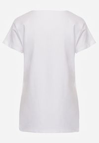 Born2be - Biały T-shirt Aerippe. Kolor: biały. Materiał: jeans, bawełna, dzianina. Długość rękawa: krótki rękaw. Długość: krótkie. Wzór: gładki, aplikacja. Styl: klasyczny #5