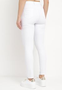 Born2be - Białe Jeansy Skinny z Przetarciami i Dziurami Qloelini. Okazja: na co dzień. Kolor: biały. Styl: casual #3