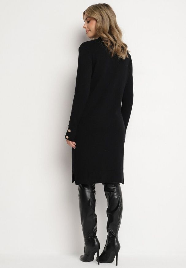 Born2be - Czarna Sweterkowa Sukienka z Modalem i Wiskozą Ozdobiona Guzikami Hesalttia. Okazja: na co dzień. Kolor: czarny. Materiał: wiskoza. Długość rękawa: długi rękaw. Wzór: aplikacja. Typ sukienki: proste. Styl: casual, elegancki