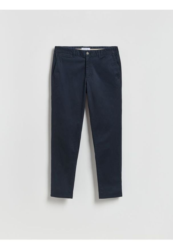 Reserved - Spodnie chino slim fit - granatowy. Kolor: niebieski. Materiał: tkanina, bawełna