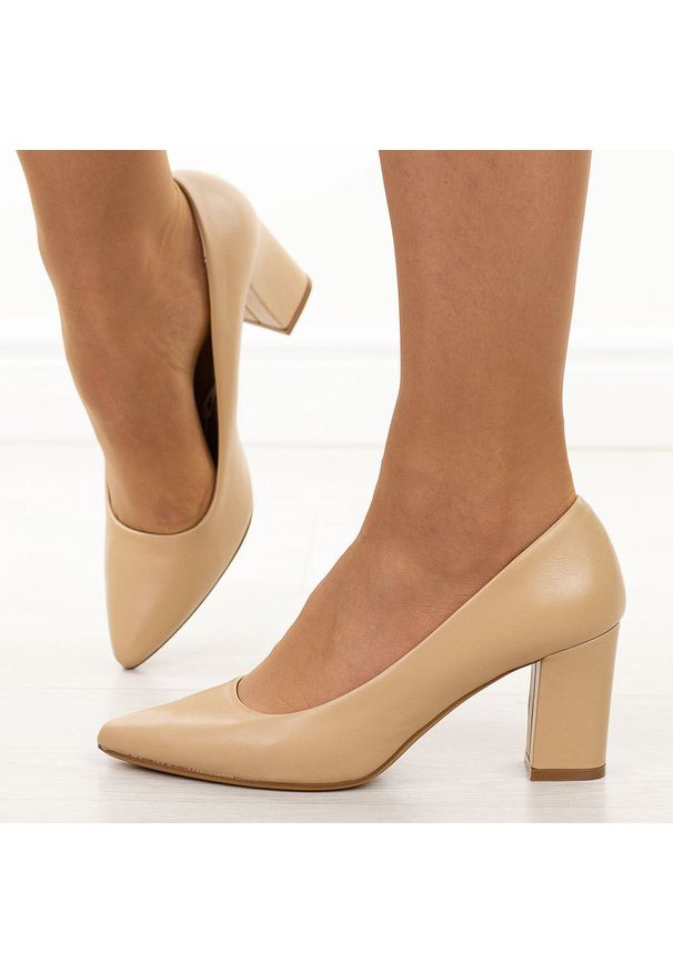 Czółenka damskie na słupku Sergio Leone Pb414 Coffee. Materiał: skóra. Obcas: na słupku