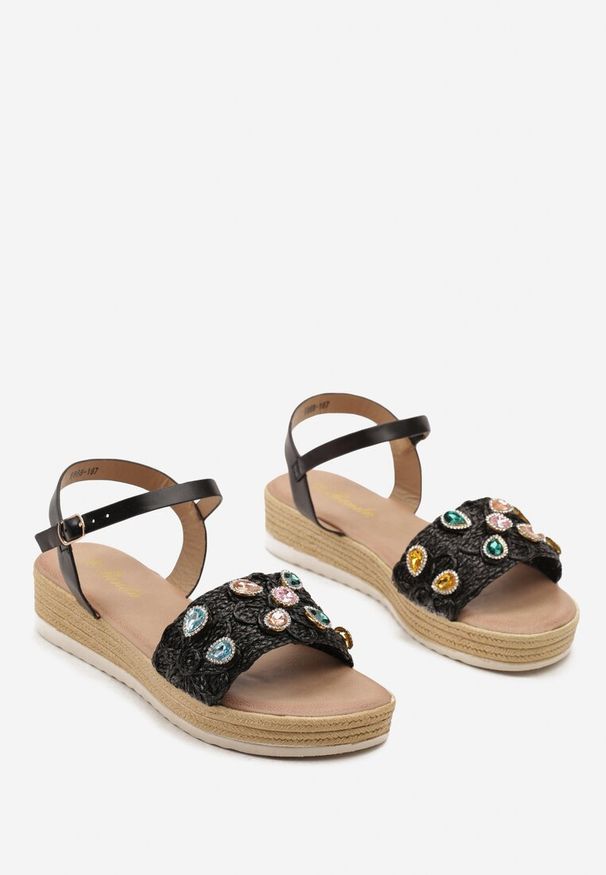 Renee - Czarne Sandały na Płaskiej Plecionej Podeszwie z Rafii Zapinane na Sprzączkę z Cyrkoniami Vesima. Okazja: na co dzień. Zapięcie: sprzączka. Kolor: czarny. Materiał: len. Sezon: lato. Styl: casual, elegancki