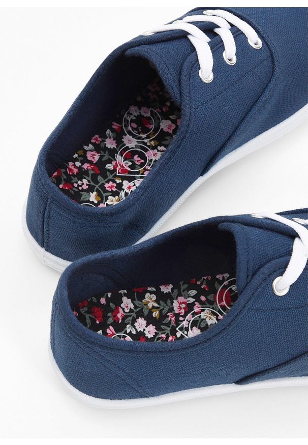 bonprix - Sneakersy z bawełnianego płótna. Kolor: niebieski. Materiał: bawełna. Sezon: lato