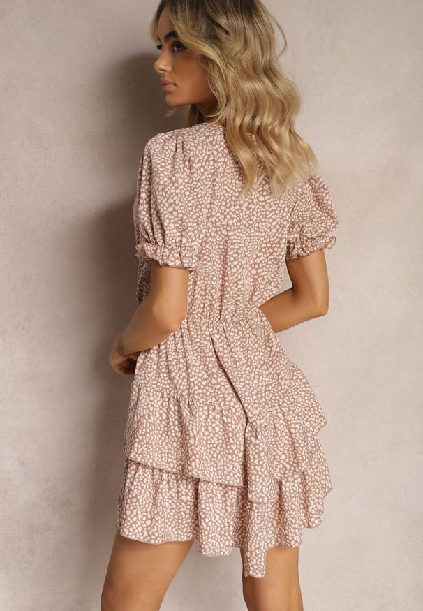 Renee - Jasnobrązowa Sukienka Ozdobiona Falbankami z Gumką w Talii i Bufiastymi Rękawkami Ornefia. Typ kołnierza: kołnierz z falbankami. Kolor: brązowy. Długość rękawa: krótki rękaw. Wzór: aplikacja