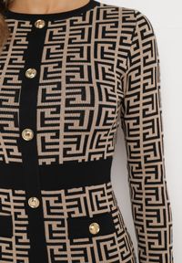 Born2be - Brązowa Sweterkowa Sukienka Mini o Geometrycznym Wzorze Ozdobiona Guzikami i Czarnymi Wstawkami Taiwa. Kolor: brązowy. Wzór: aplikacja, geometria. Styl: elegancki. Długość: mini #5