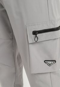 Born2be - Szare Spodnie Dresowe w Stylu Cargo z Bawełny Niniviea. Okazja: do domu, na co dzień. Kolor: szary. Materiał: bawełna, dresówka. Styl: casual #4