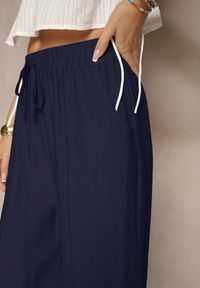 Renee - Granatowe Szerokie Spodnie High Waist z Wiskozy z Gumką w Talii Lannalie. Okazja: na co dzień. Stan: podwyższony. Kolor: niebieski. Materiał: wiskoza. Styl: casual, elegancki #4