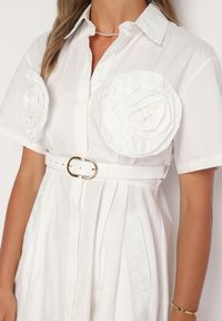 Born2be - Biała Bawełniana Sukienka o Koszulowym Kroju z Paskiem i Kwiatowymi Broszkami Zelnea. Okazja: na spotkanie biznesowe. Kolor: biały. Materiał: bawełna. Długość rękawa: krótki rękaw. Wzór: kwiaty. Typ sukienki: koszulowe. Styl: biznesowy, elegancki #6