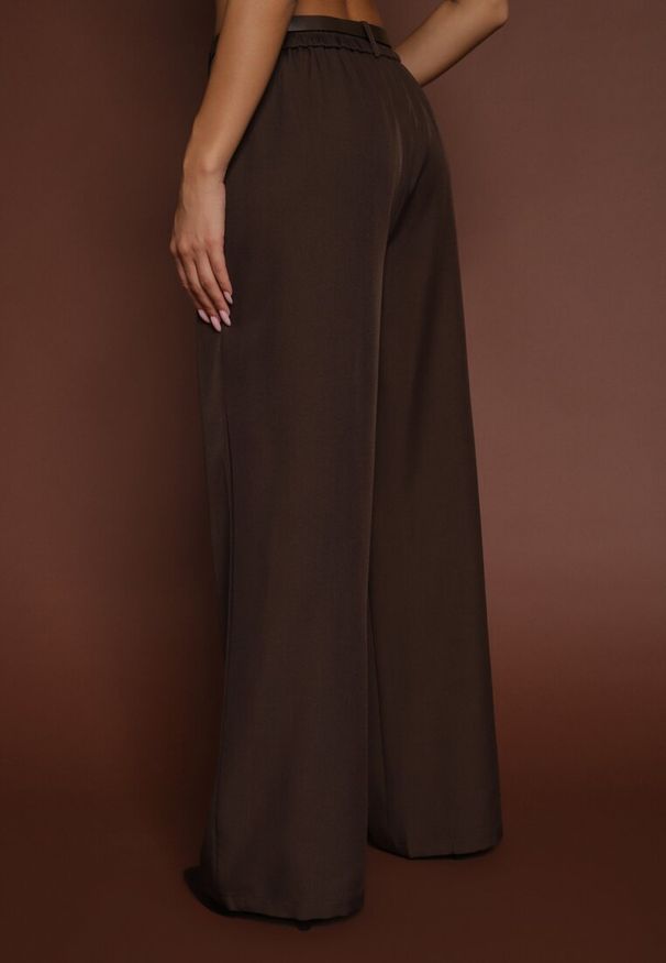 Renee - Brązowe Szerokie Spodnie Garniturowe Ozdobione Paskiem Cirrive. Okazja: na spotkanie biznesowe. Stan: podwyższony. Kolor: brązowy. Wzór: aplikacja. Styl: elegancki, biznesowy