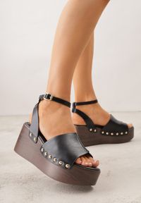 Born2be - Czarne Sandały na Koturnie i Platformie Ozdobione Nitami Rhethe. Okazja: na co dzień. Zapięcie: sprzączka. Kolor: czarny. Materiał: jeans. Wzór: aplikacja. Sezon: wiosna, lato. Obcas: na koturnie. Styl: casual, elegancki #1