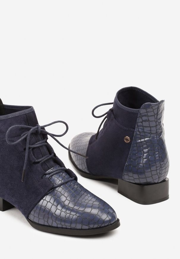 Renee - Granatowe Sznurowane Botki do Kostki Vices Zdobione Tłoczeniem Skóry Węża Wedvire. Okazja: na co dzień. Kolor: niebieski. Materiał: skóra. Szerokość cholewki: normalna. Wzór: aplikacja. Styl: casual